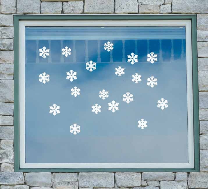 Set de viniles navideños con copos de nieve electrostáticos decorando una ventana