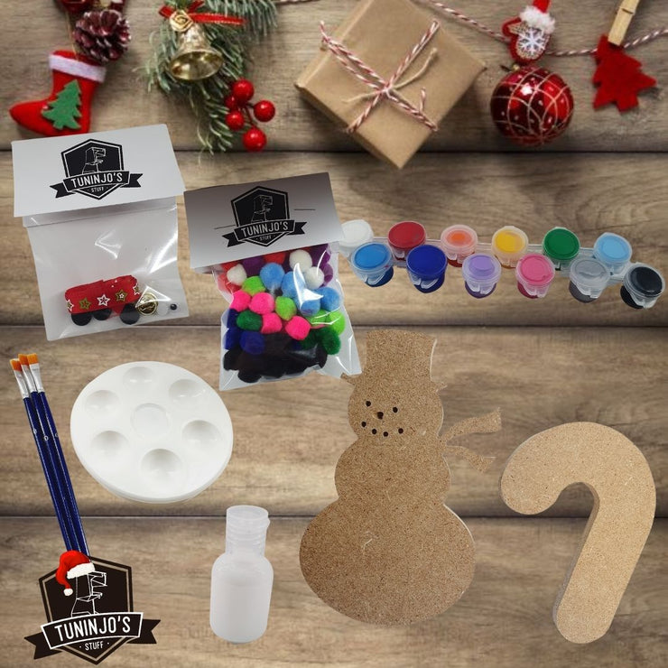 Muñeco de nieve pintado con accesorios navideños y bastón rojo decorado