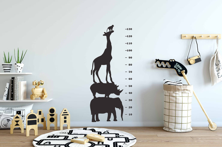 Vinil decorativo infantil con animales del zoológico apilados como medidor de altura sobre pared claras